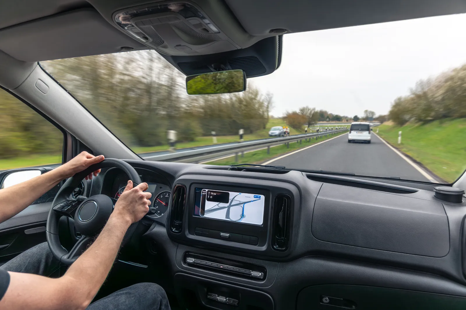 Vista dall'interno di un'auto su una strada a scorrimento veloce con il traffico davanti
