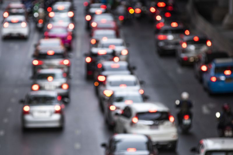Auto in coda in città durante l'ora di punta